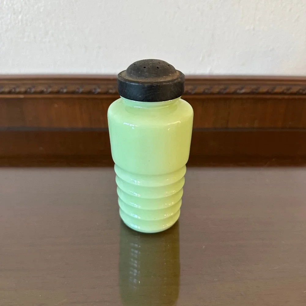 Vintage Jeannette Jadeite Horizontal Ribbed Shaker Uranium Glass Glows 4.5''